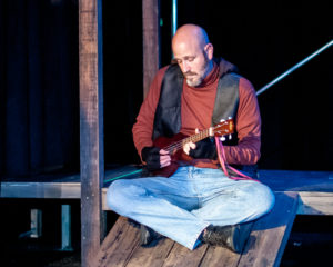 Sir Sagramore (David Schiller) playing the ukelele